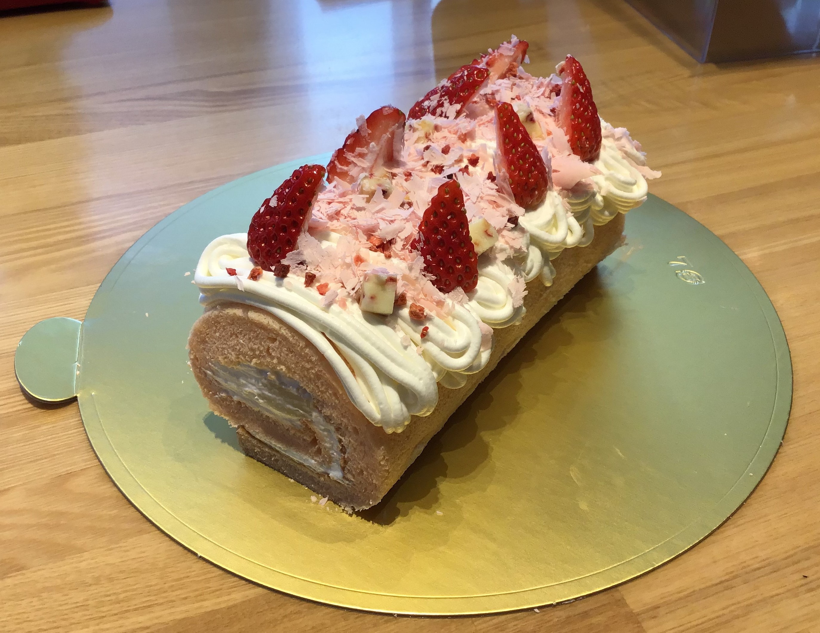 苺と桃の花びらロールケーキ