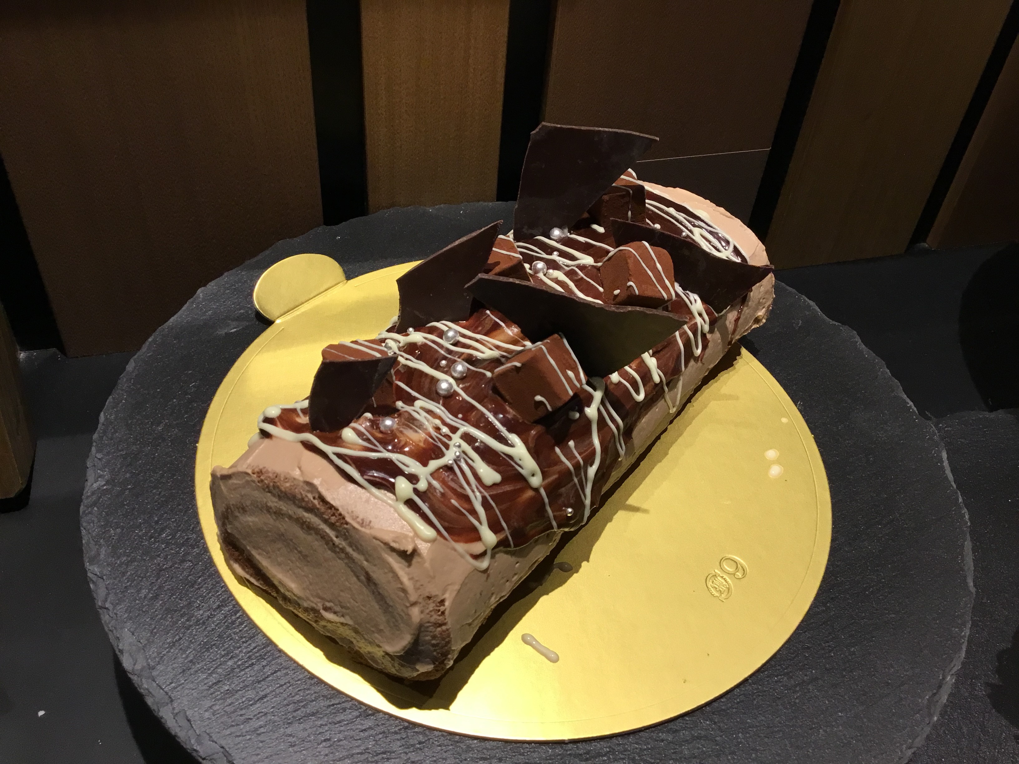 とろ~っとチョコで仕上げる「チョコづくしロールケーキ」
